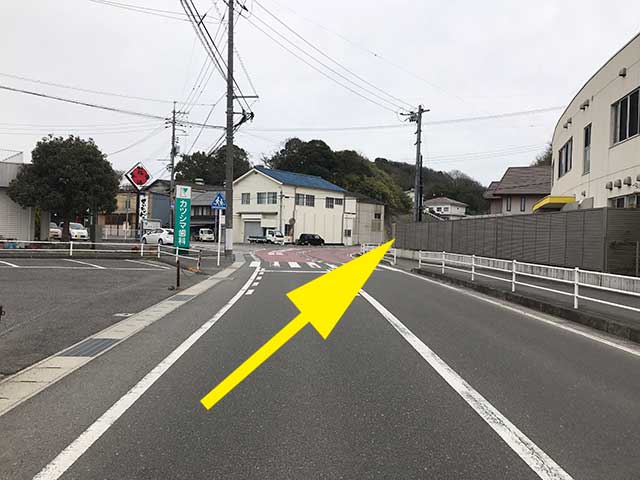 ③オレンジ色の道路に沿ってカーブ右手